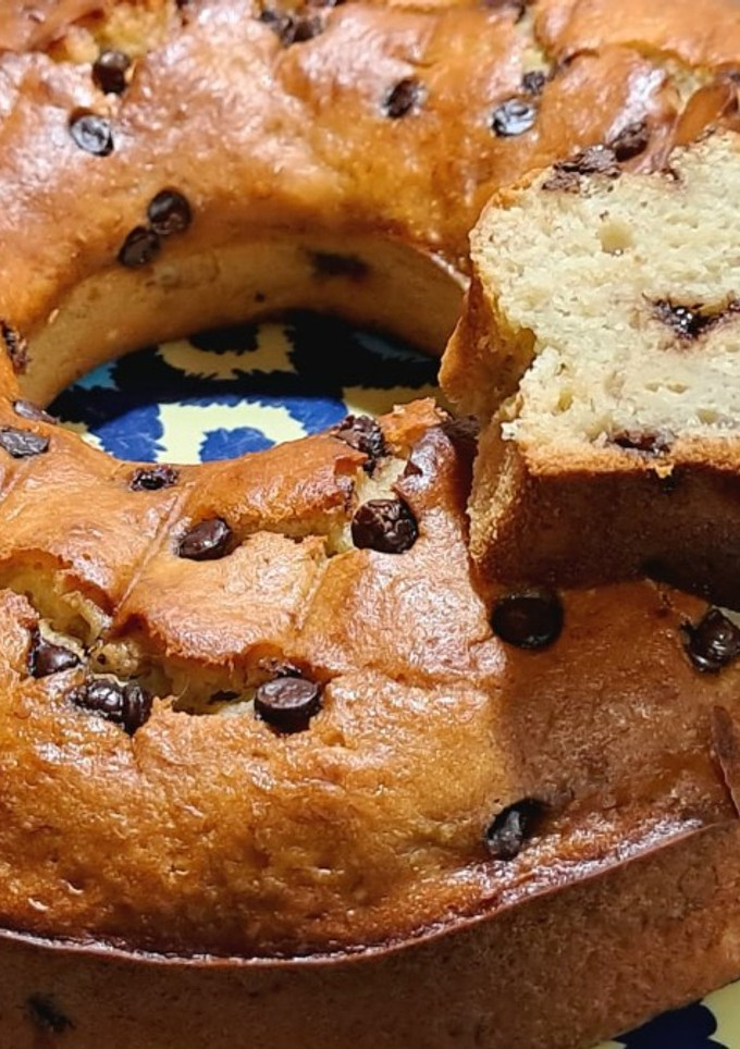 Una foto de Torta de bananas, yogur y chips de chocolate