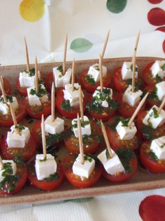 Una foto de Tomates cherry con queso de oveja, para aperitivo