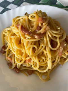 Una foto de Pasta carbonara auténtica 🇮🇹🥚🧀🧅🥓