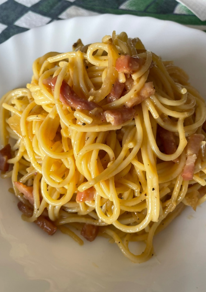 Una foto de Pasta carbonara auténtica 🇮🇹🥚🧀🧅🥓