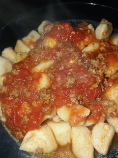 Una foto de Ñoquis con salsa bolognesa super fáciles ¡! 😋