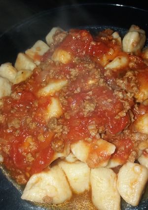 Una foto de Ñoquis con salsa bolognesa super fáciles ¡! 😋