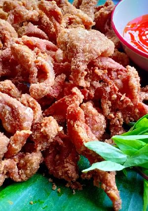 รูปของ หนังไก่ทอดกรอบ สูตรน้ำมันไม่กระเด็น