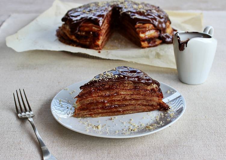 Csúsztatott palacsintatorta csokoládéöntettel