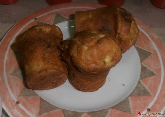 κύρια φωτογραφία συνταγής Αλμυρά muffins με λιωμένη καρδιά τυριών και ζαμπόν