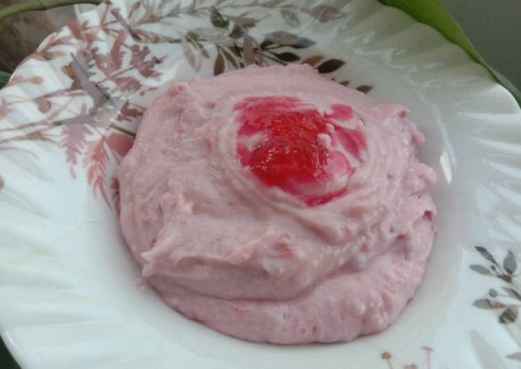 How to Prepare Homemade Strawberry Shrikhand