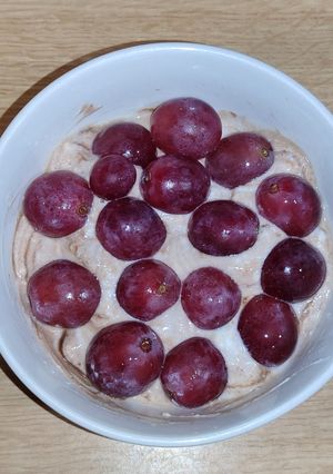 Una foto de Desayuno de uvas 🍇 con yogur y pasas
