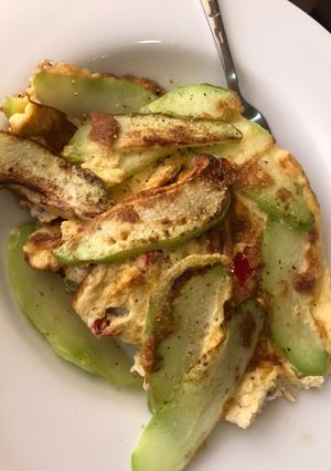 รูปของ ไข่เจียวลูกฟักแม้วหรือลูกมะระหวาน (Chayote omelette)
