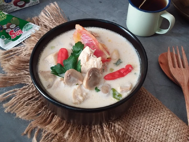 Langkah Mudah untuk Membikin Resep Tom Kha Ghai (Coconut Chicken Soup) yang Bisa Manjain Lidah Anti Ribet, Lezat Sekali