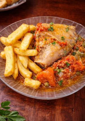 Una foto de 🍗 Pollo a la portuguesa con papas fritas