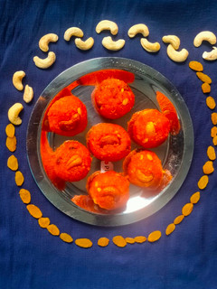 மோத்தி சூர் லட்டு (Motichoor laddu recipe in tamil) செய்முறை முக்கிய புகைப்படம்
