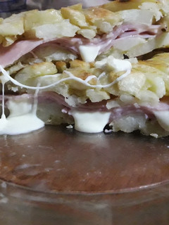 Una foto de Tortilla de papas rellena de jamón y queso fresco