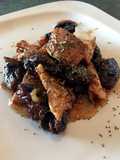 Pollo con prugne
