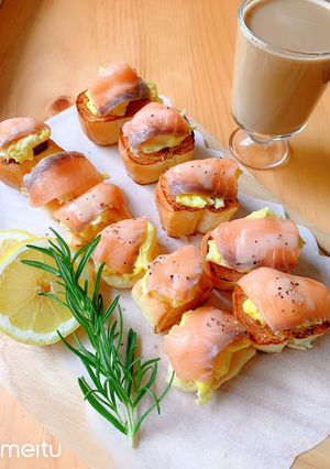 燻鮭魚ㄧ口吃麵包 的食譜成品照片