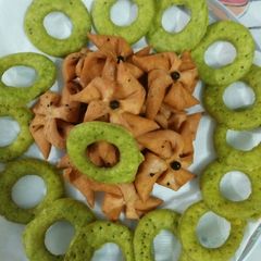 A picture of Designer carom & nigella seeds flavour mathri.