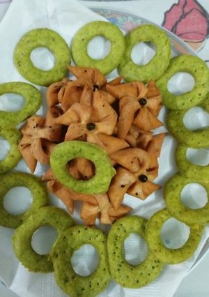 A picture of Designer carom & nigella seeds flavour mathri.