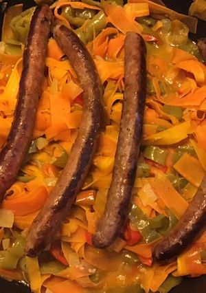 Une photo de Merguez grillées aux poivrons et tagliatelles de carottes