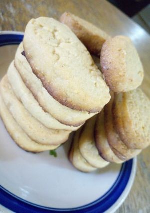 A picture of 7 ingredients homemade cookies.