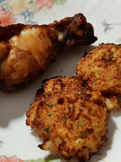 Una foto de Pavo macerado en soja y mostaza con hamburguesas de coliflor
