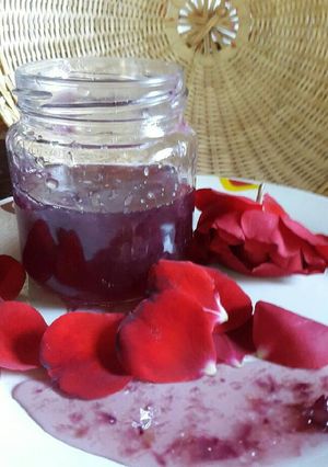 Una foto de Mermelada de rosas rojas