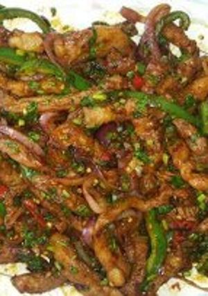 A picture of Chicken wings with green capsicum.