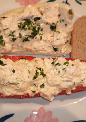 Kőrözöttel töltött paprika, pirítóssal (vegetáriánus) recept fotója