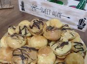 Una foto de profiteroles con caramelo