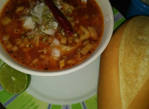 Una foto de Menudo rojo con maíz pozolero estilo Lagunero