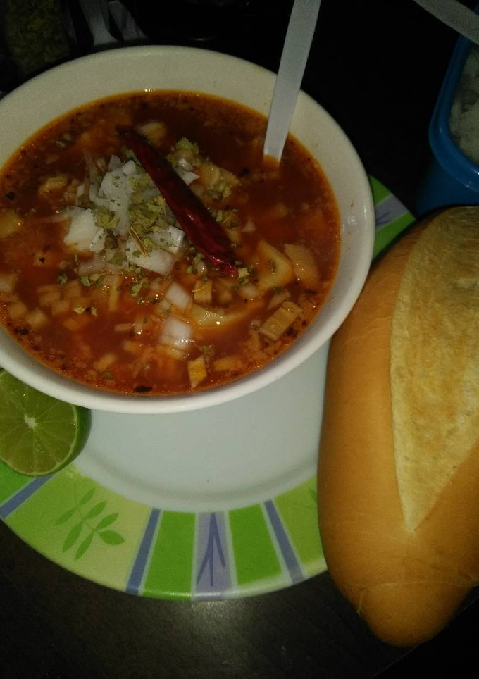 Una foto de Menudo rojo con maíz pozolero estilo Lagunero
