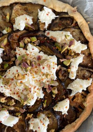 Une photo de Tarte fine aubergine et basilic - miel - amande / pistache et mozzarella