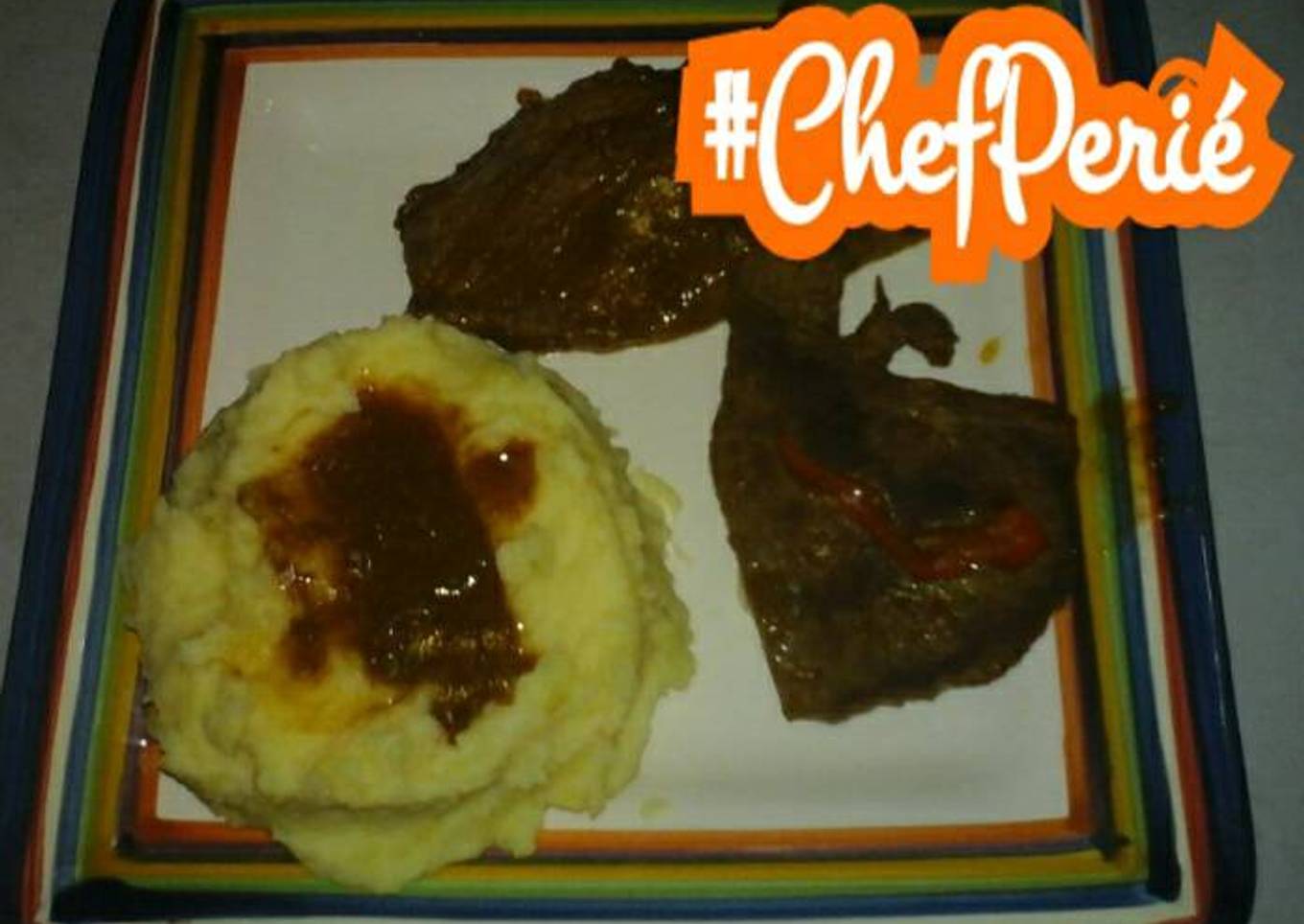 Bistec en salsa con puré de papas.