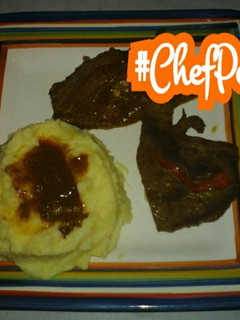 Una foto de Bistec en salsa con puré de papas.