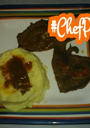Una foto de Bistec en salsa con puré de papas.