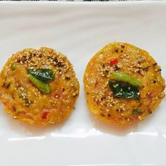 A picture of Sooji & Besan Veg Idli😊 (semolina and gram flour idli).
