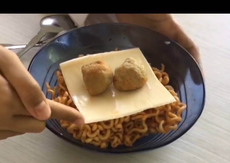 Bagaimana memasak Samyang+bakso+keju yang Bikin Ngiler