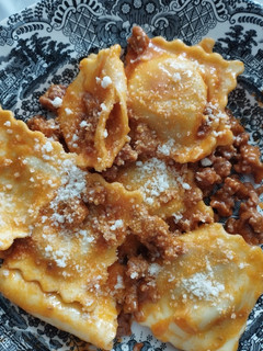 Una foto de Pasta rellena de queso con tomate y carne picada