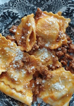 Una foto de Pasta rellena de queso con tomate y carne picada