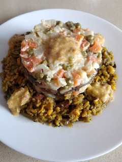 Una foto de Ensaladilla con mini corona de arroz de tallos