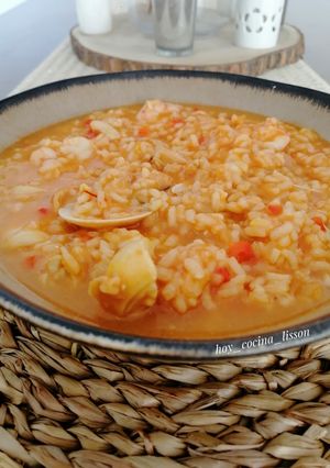 Una foto de Arroz caldoso con sepia, almejas y gambones