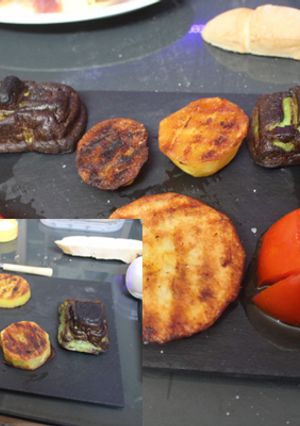 Foto principal de Tortilla de brócoli con forma de coche y patatas a la plancha
