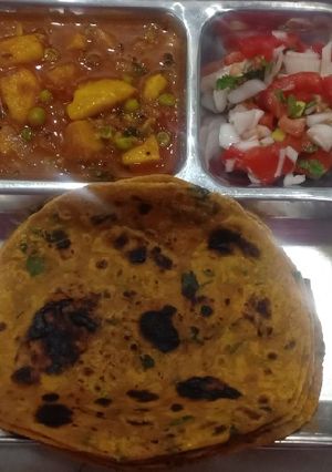 મેથીના થેપલા (Methi Thepla Recipe In Gujarati) રેસીપી મુખ્ય ફોટો