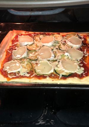 Una foto de Pizza calabacín y queso de cabra