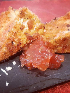 Una foto de Camembert frito