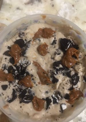 Una foto de Helado banana 🍌 split y oreo 😋😋😋