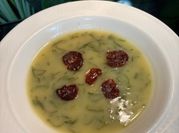Una foto de sopa kale