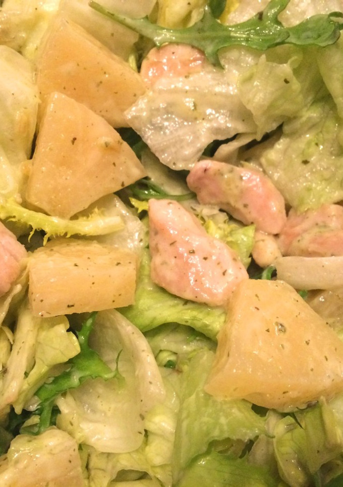 Una foto de Ensalada tropical con pollo