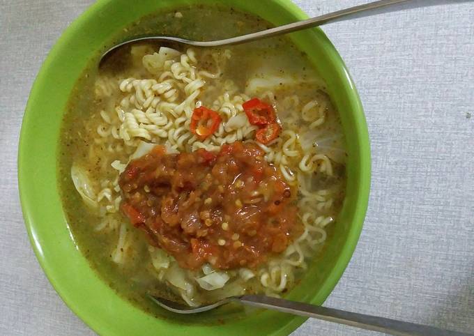 Mie Kuah Instan toping sambal tomat