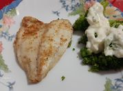 Una foto de dorada con verduras