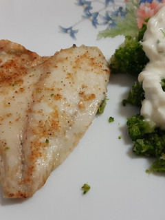 Una foto de Dorada y brócoli con salsa de yogur. Airfryer y microondas