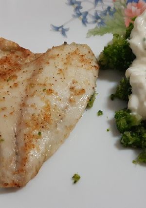 Foto principal de Dorada y brócoli con salsa de yogur. Airfryer y microondas